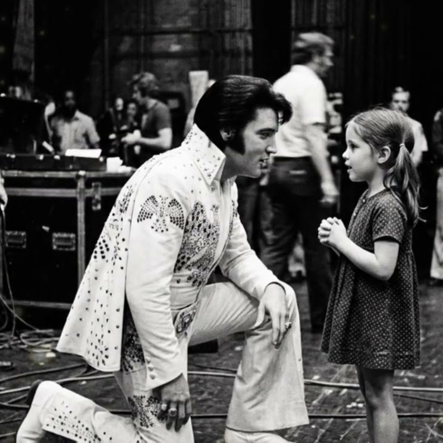 An 8-Year-Old Girl Asked Elvis Why He Always Looked Sad on Stage — His Answer Made Everyone Go Quiet DD