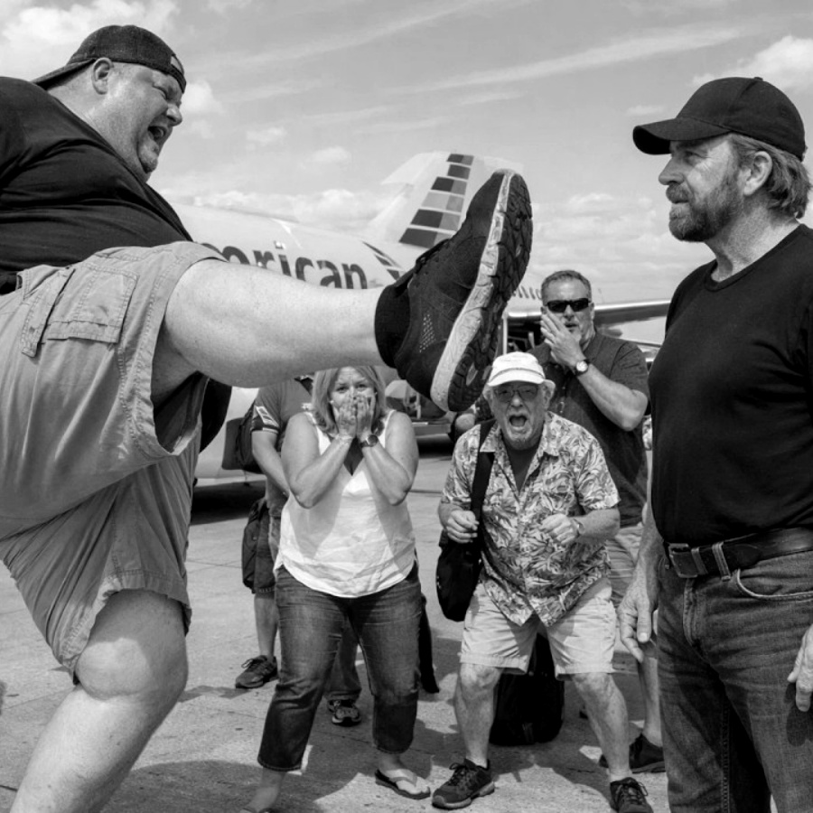 265 lb Bodybuilder Racist Insults Chuck Norris — 5 Seconds Later Out of Breath