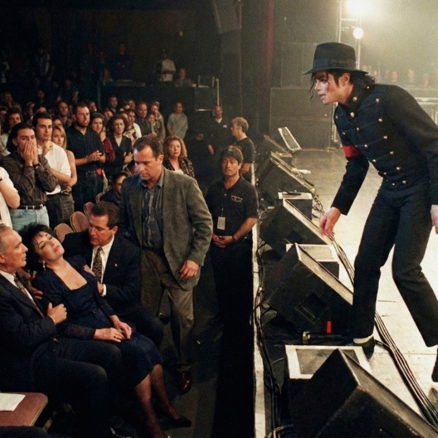 Elizabeth Taylor Fainted During Concert – What Michael Did After Stopping the Show Made Everyone CRY JJ