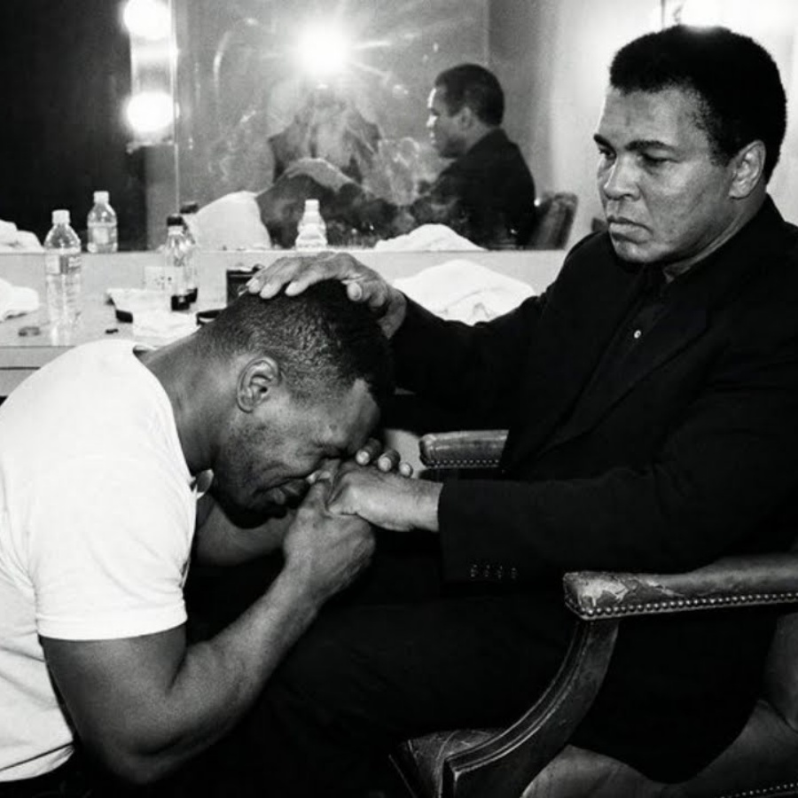 Mike Tyson SOBBED When Muhammad Ali Did This… JJ