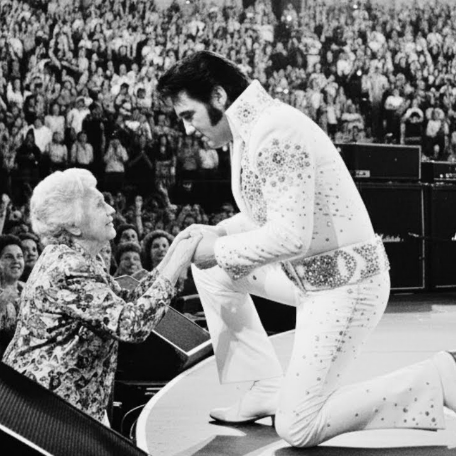 Elvis Asked 80-Year-Old Grandmother Simple Question on Stage — Her Answer Made 18,000 People CRY DD