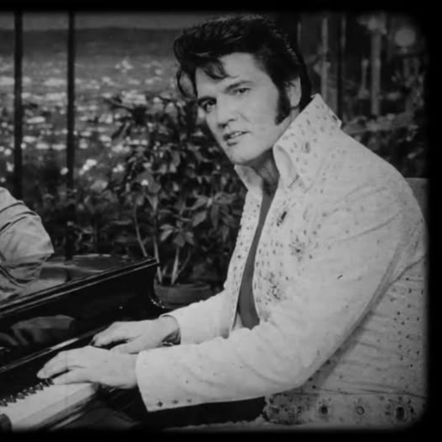 Johnny Carson Dared Elvis Presley to Play the Piano on Air — Minutes Later, Carson Was in Tears! DD