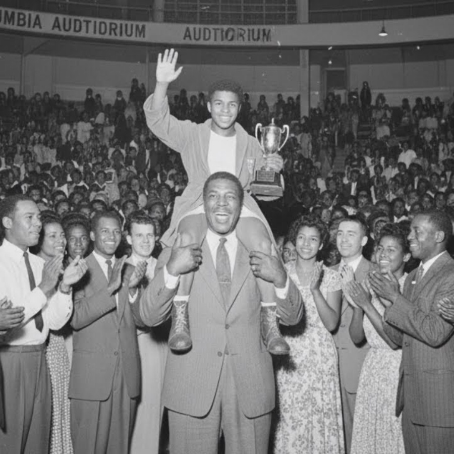 “First punch broke his NOSE and made him CRY — what Cassius did next created MUHAMMAD ALI” JJ