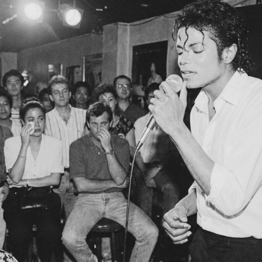 He Challenged Shy Tourist to Karaoke—Tourist Sang “Who’s Lovin’ You,” Was MICHAEL JACKSON JJ