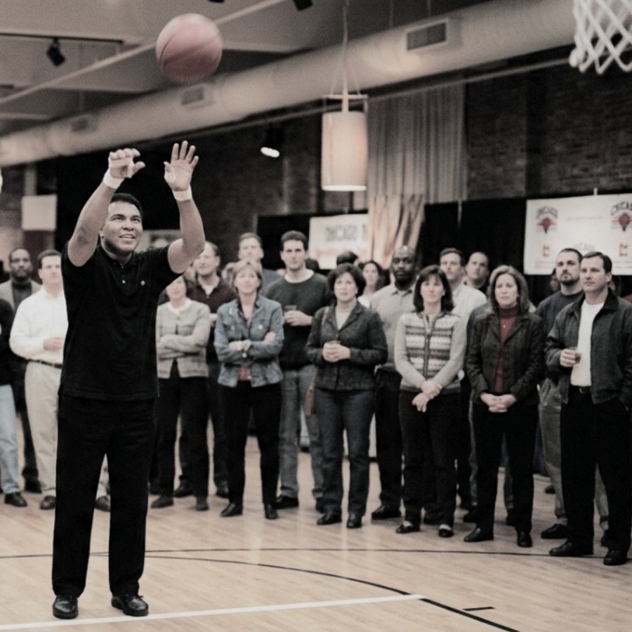 Michael Jordan Bet Muhammad Ali Couldn’t Play Basketball — Ali’s Response Shocked the NBA JJ