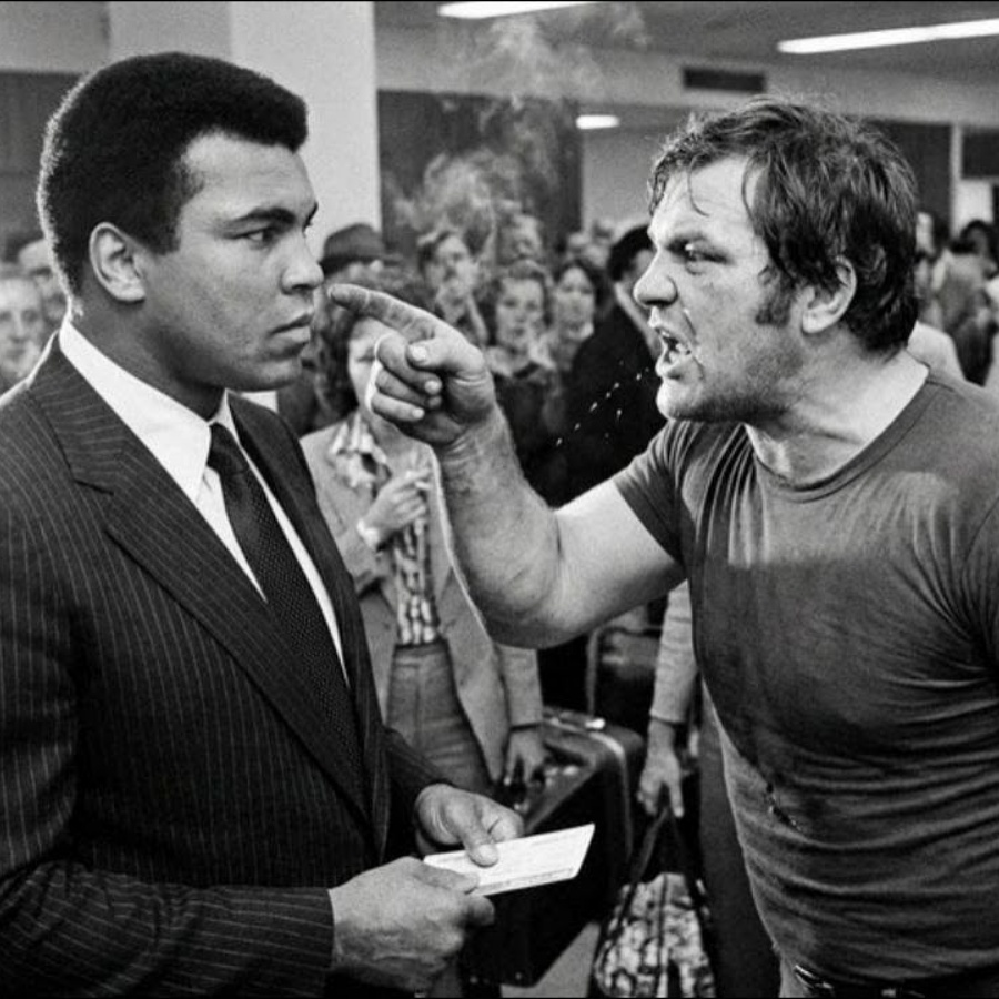 Muhammad Ali publicly humiliated this 7-foot giant at the airport! JJ